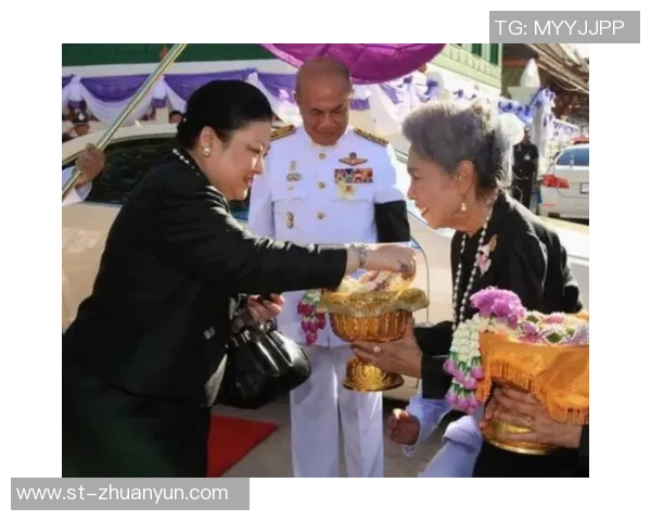 泰国国王与足球明星亲密合影展现友谊与体育精神的完美结合 泰国国王与足球明星亲密合影展现友谊与体育精神的完美结合